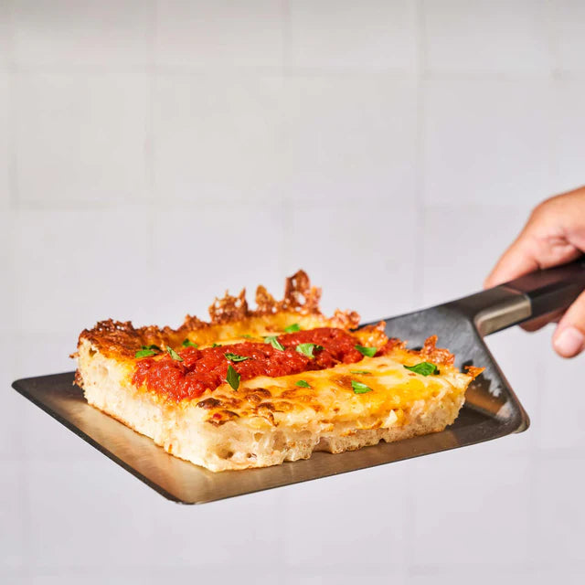 Spatulă pentru pizza la tavă